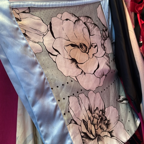Victoria‘s Secret Floral Satin Kimono Robe NWT - Picture 2 of 3